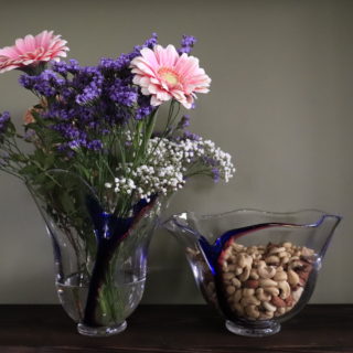 Orranäs Stripe vas och skål med blommor och jordnötter.