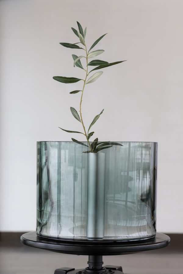 InsideOut, stor vas med en metall cylinder i mitten av Jeanette Karsten.